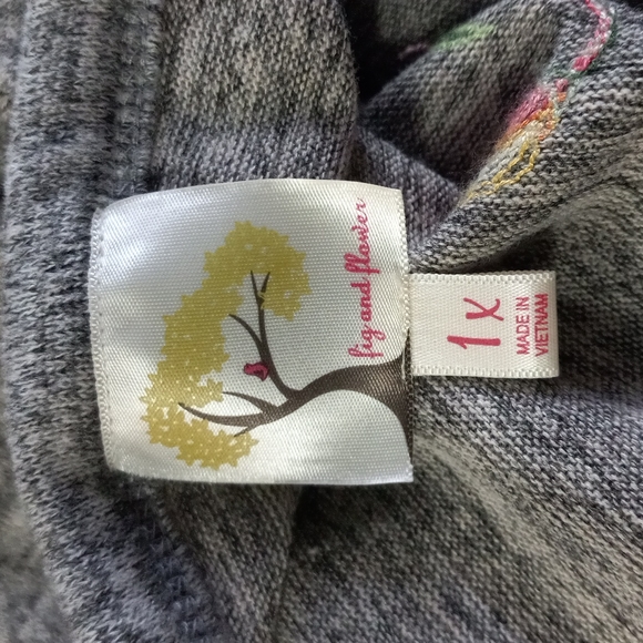 Fig and Flower Gray W/Floral Embroidery Button/Tie up Hi/Lo Top SZ 1X - Picture 9 of 10